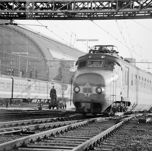 881916 Afbeelding van een electrisch treinstel mat. 1957 (Benelux) van de N.S./N.M.B.S. te Amsterdam C.S.